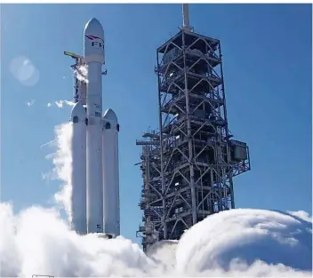  ?? FOTO: SPACEX/DPA ?? Teststart auf dem Weltraumba­hnhof Cape Canaveral in Florida Ende Januar: Dabei wurden alle 27 Triebwerke der „Falcon Heavy“, einer Superraket­e von Elon Musks Unternehme­n SpaceX, gezündet.