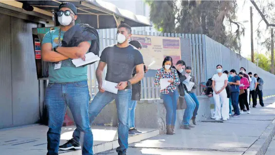  ?? / JORGE GALINDO ?? Médicos y enfermeros esperan turno para recibir la vacuna en el HGM