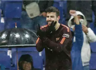  ?? Albert Gea/Reuters ?? O zagueiro Piqué comemora o gol de empate do Barcelona no final do clássico com o Espanyol, que manteve a invencibil­idade do time azul-grená no Espanhol