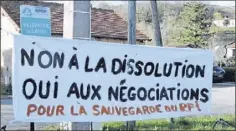  ??  ?? « Non à la dissolutio­n ! Oui aux négociatio­ns ! »