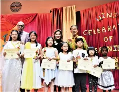  ??  ?? (From left) Groves, Loh and Tiong pose with several recipients of outstandin­g student award.