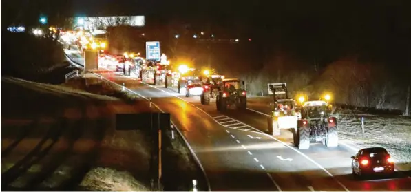  ?? Foto: Thorsten Bringezu ?? Mit einer Sternfahrt machten Bauern und Vertreter anderer Branchen ihrem Unmut Luft. Die Aktion stand unter dem Motto „Das Unterallgä­u leuchtet“.