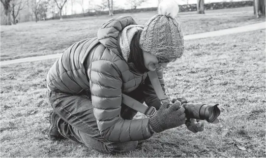  ?? ERIC WYNNE • THE CHRONICLE HERALD ?? Cassie Latta-johnson picks a lot a low angle to get a photo of a client’s dog during a photo session Saturday afternoon.