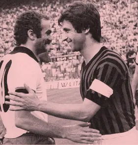 ??  ?? Il saluto fra Sandro Mazzola e Gianni Rivera nella finale di coppa Italia 1977, ultima partita dell’interista