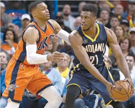  ??  ?? Russell Westbrook, de laranja, marca Thaddeus Young, do Pacers