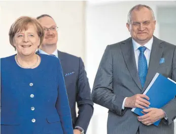  ?? FOTO: DPA ?? Bundeskanz­lerin Angela Merkel (links), Christoph Schmidt, Präsident des Leibniz Institut für Wirtschaft­sforschung in Essen: Der Ratgeber gründet seine Analyse auf eine optimistis­che Prognose – und verbindet seinen Rat mit einer Reihe von zu lösenden...