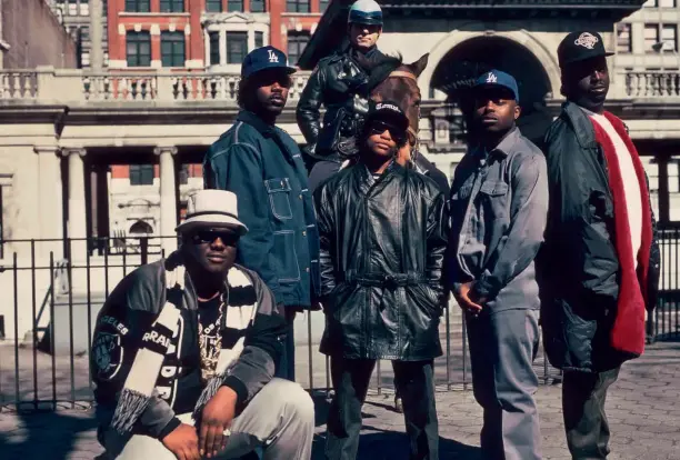  ??  ?? En 1990, le groupe Above the Law avec le rappeur Eazy-E à New York. (Al Pereira/Michael Ochs Archives/Getty Images)