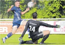  ?? FOTO: THOMAS WARNACK ?? Johannes Jäggle trifft gegen den SV Ringingen. Gibt es auch in Munderking­en Grund zum Jubeln?