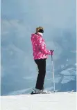  ?? FOTO: DPA ?? Rosa dominiert bei der Skimode für Frauen.