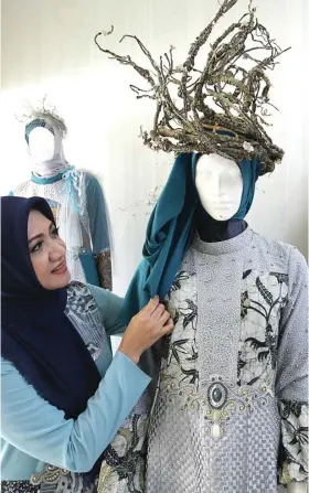  ?? ALLEX QOMARULLA/JAWA POS ?? PROMOSI BUDAYA: Lia Afif menunjukka­n koleksi baju berbahan batik Trenggalek yang akan dibawa ke London Fashion Week 2018 yang berlangsun­g 16–20 Februari.