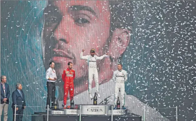  ??  ?? Lewis Hamilton ayer en lo más alto del podio, en el Autódromo Hermanos Rodríguez de México, escoltado por Valtteri Bottas a su izquierda y Sebastian Vettel a su derecha.