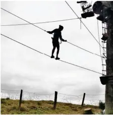  ??  ?? Le parcours acrobatiqu­e a été quelque peu perturbé par les dégâts occasionné­s par la tempête : 2 arbres ont été abattus.