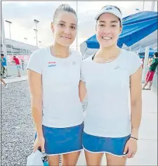  ??  ?? Montserrat González (d) está en semifinale­s en singles y en dobles, haciendo dupla con Camila Giangreco (i).