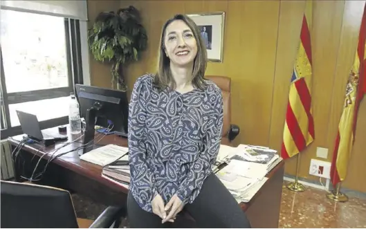  ?? JAIME GALINDO ?? Soledad de la Puente, directora general de Trabajo, Autónomos y Economía Social del Gobierno de Aragón, en su despacho.