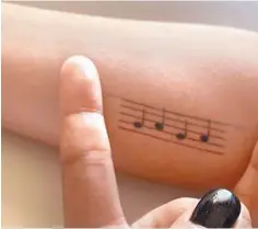  ??  ?? Corrige. El tatuaje de la cantante era su nombre en claves musicales y minutos después borro la fotografía y arregló el error.