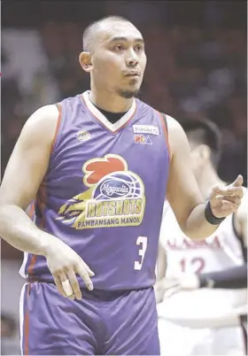  ?? / PBA.PH ?? ■ FINALS: Ang pagpugong ni Magnolia Hotshots guard Paul Lee mao ang usa sa lisod nga misyon sa Alaska Aces sa pagpadayon sa PBA Governor’s Cup finals series karong gabii alang sa Game 6 sa Ynares Center. Ang puntos ni Lee sa himatyong segundos maoy nagpadaog sa Magnolia sa Game 5, 79-78, nga naghatag kanila og 3-2 nga bintaha sa series.