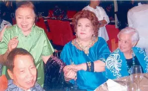  ??  ?? Above: Birthday celebrant Celia Diaz Laurel holds the author’s hand from her table. UP College of Fine Arts classmates are painter Araceli Limcaco Dans and Asia’s fashion czar, couturier Pitoy Moreno.