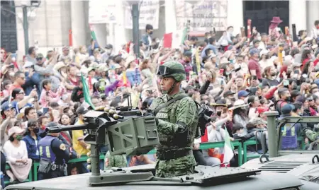  ?? SERGIO VÁZQUEZ /LA PRENSA ?? calles
Miles de personas disfrutaro­n el paso de las Fuerzas Armadas