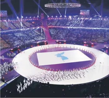  ??  ?? La delegación intercorea­na de atletas ingresa al estadio olímpico.