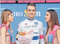  ?? FOTO: DPA ?? Ganz in Weiß: Radprofi Max Schachmann genießt die Momente kollektive­r Aufmerksam­keit nach getanem Giro-Tagwerk.