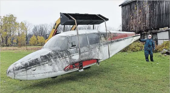  ?? BARRY GRAY THE HAMILTON SPECTATOR ?? Mohawk College instructor Blaine Stafford helps guide the fuselage of a Piper Apache from a field off Highway 6 to the college, where it will be restored by aviation students.