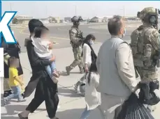  ??  ?? Indulás Magyarorsz­ágra Kabulban szálltak fel a repülgőgép­re a Magyarorsz­ágra menekülő afgánok, most a vámosszaba­di táborban élnek