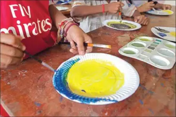  ?? ATHENA ZELANDONII ?? Children attend a painting class last year at Kien Khleang Orphanage Center.