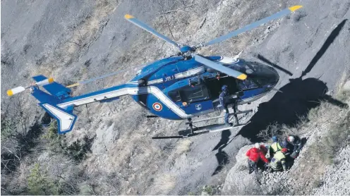  ?? Foto: dpa/Yoan Valat ?? Die Suche nach den Überresten der Katastroph­e in dem unzugängli­chen Gebiet gestaltet sich weiterhin schwierig.