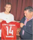  ?? FOTO: SWE ?? Niklas Wanner (links) überreicht an den SV Amtzell, vertreten durch Detlef Morgenroth, ein Trikot seines Cousins Paul Wanner.