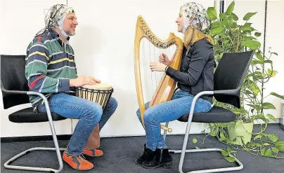  ?? [ Josef Ressel Zentrum der IMC FH Krems ] ?? Beim gemeinsame­n Musizieren wird die Synchronis­ation der beiden Gehirne erforscht.