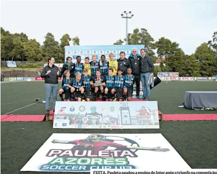  ??  ?? FESTA. Pauleta saudou a equipa do Inter após o triunfo na competição