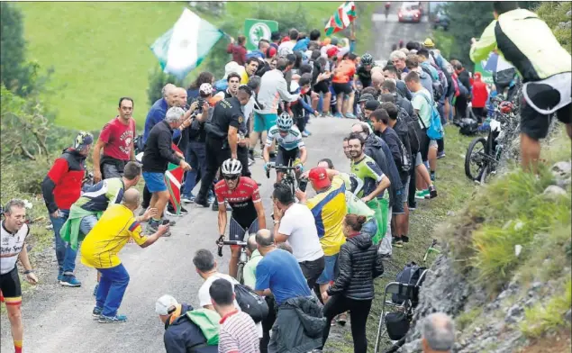  ??  ?? A POR TODAS. Miguel Ángel López intenta seguir a Alberto Contador en la subida a Los Machucos, pero esta vez el español fue más fuerte que el colombiano.