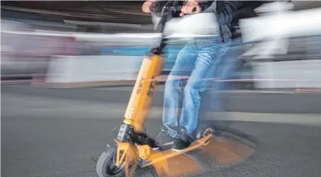  ?? FOTO: JULIAN STRATENSCH­ULTE/DPA ?? Wegen einer Trunkenhei­tsfahrt auf dem E-Scooter musste Richter Wolfgang Lampa ein Urteil fallen. Die Rechtsprec­hung auf diesem Feld wirft noch Fragen auf.