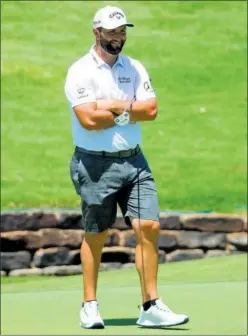  ?? ?? Jon Rahm, con sus nuevos zapatos en una ronda de prácticas.