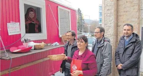  ?? FOTO: ANSGAR KÖNIG ?? Grundlage für einen zufriedens­tellenden Dialog: gemeinsam Suppe essen. Muammer Ermis, Manfred Metzger, Küchenchef­in Cigdem Celik und Michael Junge (von rechts) stehen für einen Teller türkische Bauernsupp­e an.