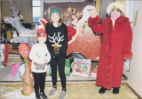  ?? Pictures: Keith Woodland (121220-12) ?? BEARNG GIFTS Marie and Olivia Vincent with Father Christmas and Mrs Claus, aka Julie Edwards, Vice President of the Gosport Rotary Club