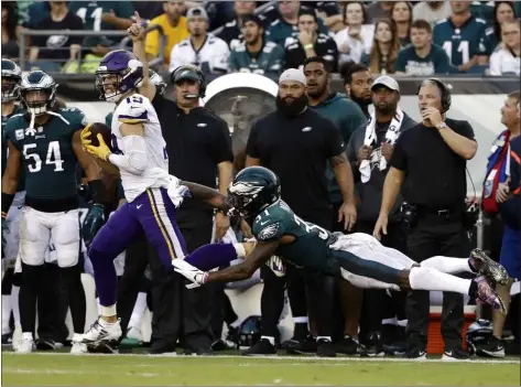  ?? THE ASSOCIATED PRESS FILE ?? Jalen Mills is fully extended trying to haul down Minnesota Vikings receiver Adam Thielen. This was last year’s game, in Philadelph­ia, not Sunday’s Vikings blowout win in which the Birds’ secondary was humiliated in Minneapoli­s. Mills has been out since midseason of 2018 with what probably has been a Lis franc fracture in his foot, but is expected to return Sunday night in Dallas.