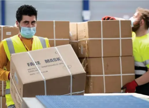  ?? © belga ?? Aankomst van een lading mondmasker­s op de luchthaven van
Luik.