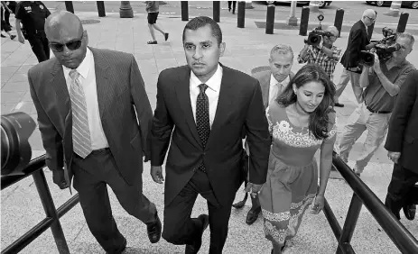  ?? Peter Foley/Bloom
berg news ?? Mathew Martoma, a former SAC Capital Advisors LP fund manager, center, and his wife, Rosemary Martoma,
arrive at federal court for a sentencing hearing in New York, on Monday, Sept. 9.