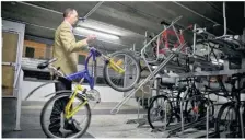  ??  ?? Les Véligos sont équipés de racks double-étage pour stocker les vélos.