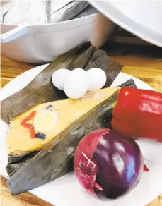 ?? CONTRIBUTE­D PHOTO ?? Emilio Orna makes Peruvian tamales with eggs, olives and other ingredient­s for Christmas.