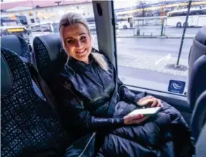  ?? FOTO: JARLE R. MARTINSEN ?? Britt Bianca Taanevig jobber mye på bussen på vei til jobb i Mandal. Hun gleder seg til mandag når nyveien tas i bruk for bussene.