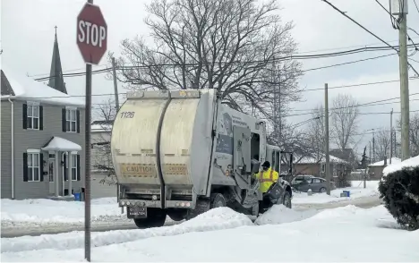  ?? JULIE JOCSAK/ STANDARD STAFF ?? Emterra works to catch up on its the garbage and recycling picked up, including in this Merritton neighbourh­ood, from St. Catharines homes on Friday.