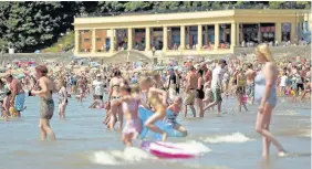  ??  ?? > Thousands flocked to Barry Island