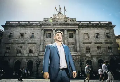  ?? ?? Daniel Vosseler a la plaça Sant Jaume davant de l’Ajuntament de Barcelona, que aspira a conquerir