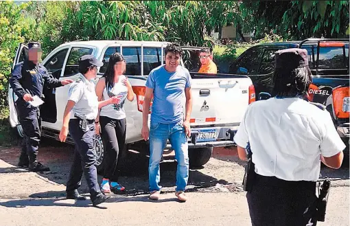  ??  ?? Detenido. Gerber Sosa Marín (a la derecha) fue detenido por el delito de privación de libertad en contra de la menor.