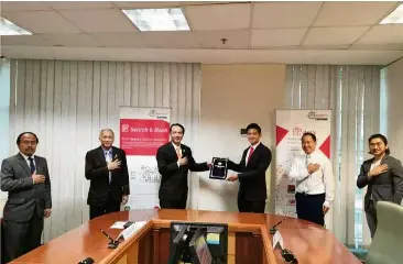  ??  ?? Health director-general Tan Sri Dr Noor Hisham Abdullah (third from left) and Bookdoc founder Datuk Chevy Beh (fourth from left) commemorat­ing Bookdoc’s collaborat­ion with the Ministry of Health Malaysia in April this year.