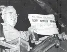  ?? AP FILE PHOTO ?? Oops! Harry S. Truman holds up a copy of the “Chicago Tribune,” which announced a Dewey presidenti­al victory on Nov. 4, 1948.