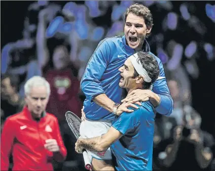  ?? FOTO: EFE ?? Roger Federer levanta a Rafa Nadal después de que el equipo europeo conquistar­a la Laver Cup en Praga, República Checa