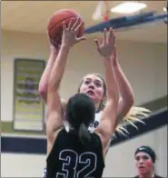  ?? RANDY MEYERS — THE MORNING JOURNAL ?? Vermilion’s Cece Dillon shoots over Micah Smiley of Wellington during the first quarter.